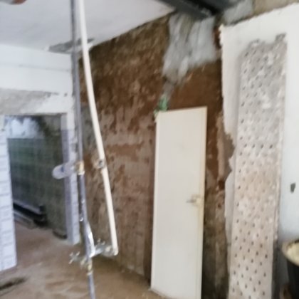 Preparação de parede para colocação de rede e reboco