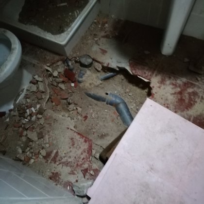 Recosntrução de casa de banho, canalizações, eletricidade, esgotos e colocação de loiças