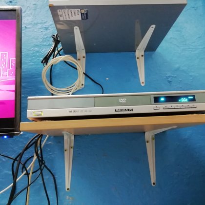 Montagem de parteleiras para DVD e BOX